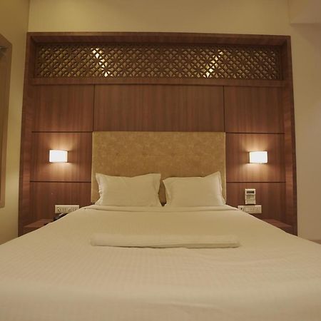 Hotel Mathoshree Тане Екстериор снимка
