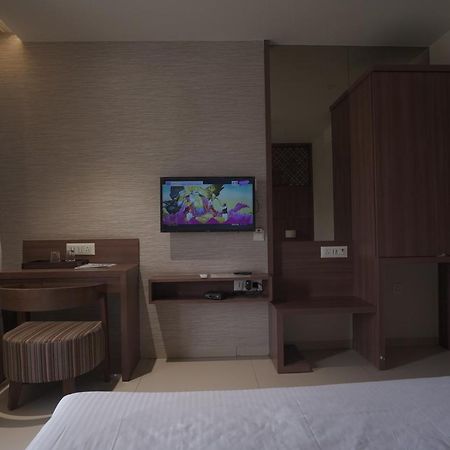 Hotel Mathoshree Тане Екстериор снимка