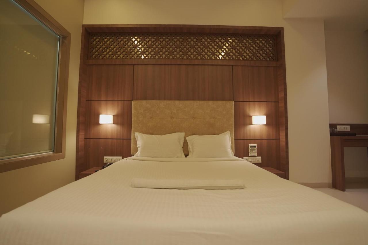 Hotel Mathoshree Тане Екстериор снимка