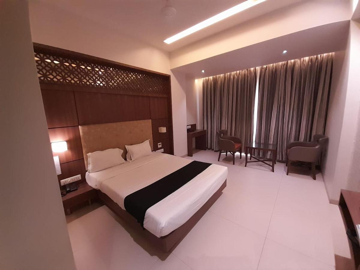 Hotel Mathoshree Тане Екстериор снимка