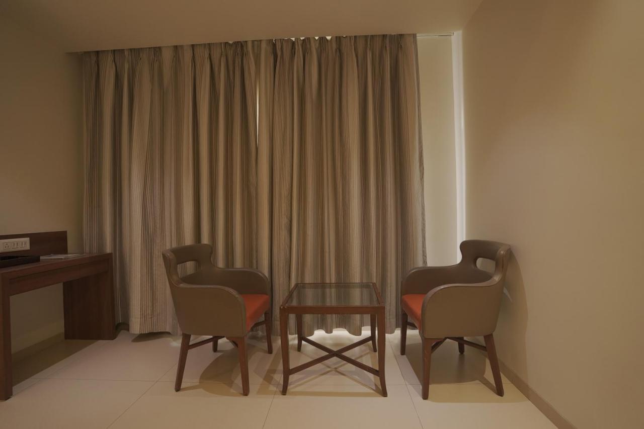 Hotel Mathoshree Тане Екстериор снимка
