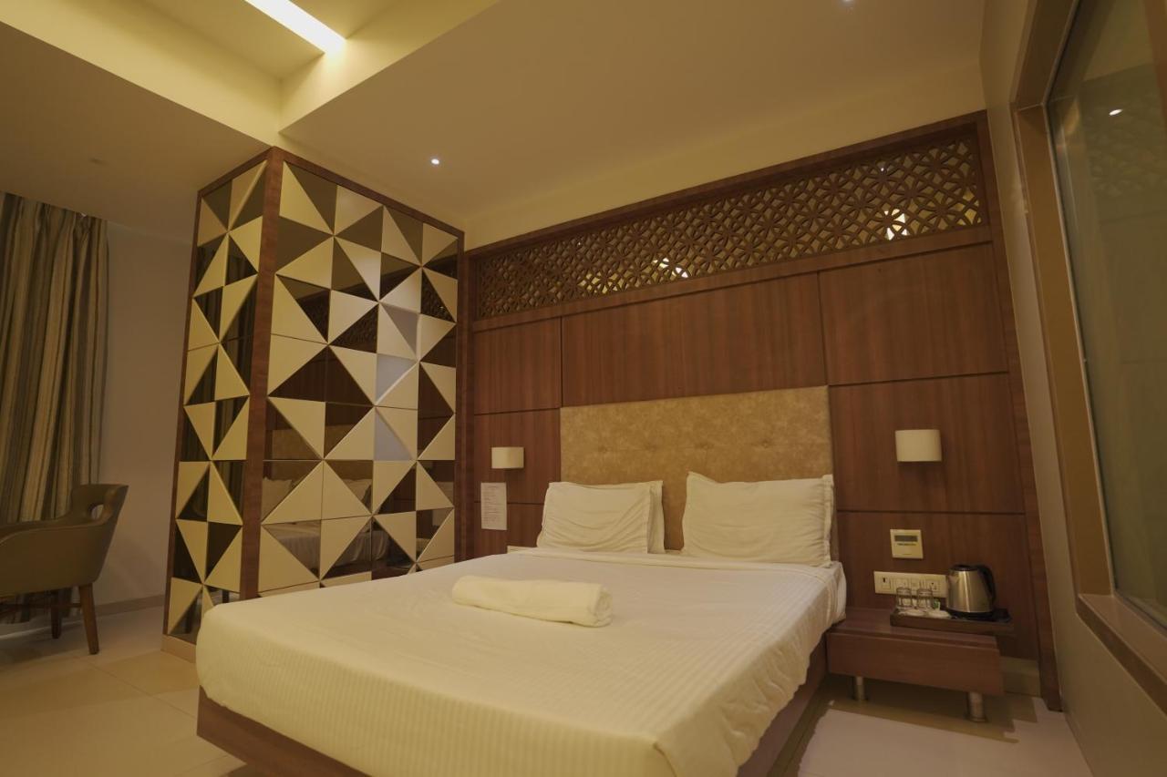 Hotel Mathoshree Тане Екстериор снимка