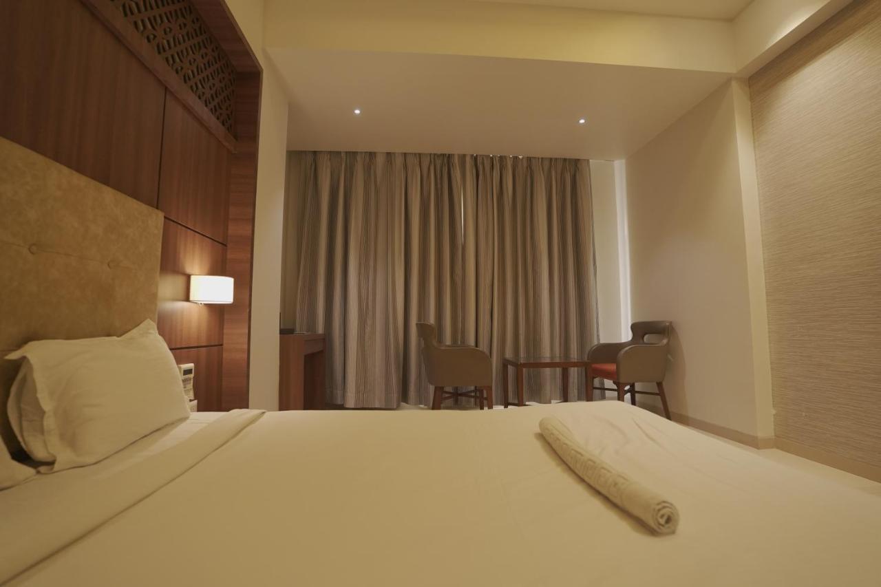 Hotel Mathoshree Тане Екстериор снимка