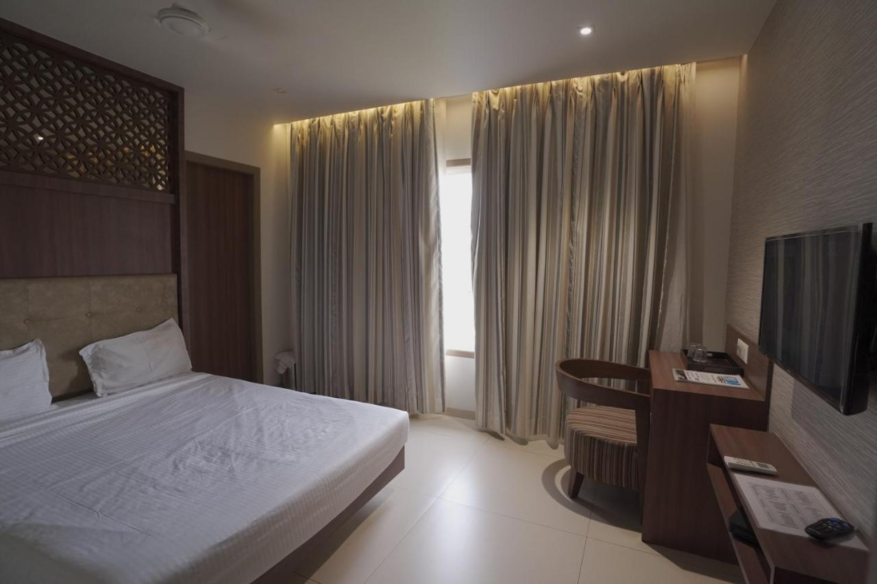 Hotel Mathoshree Тане Екстериор снимка