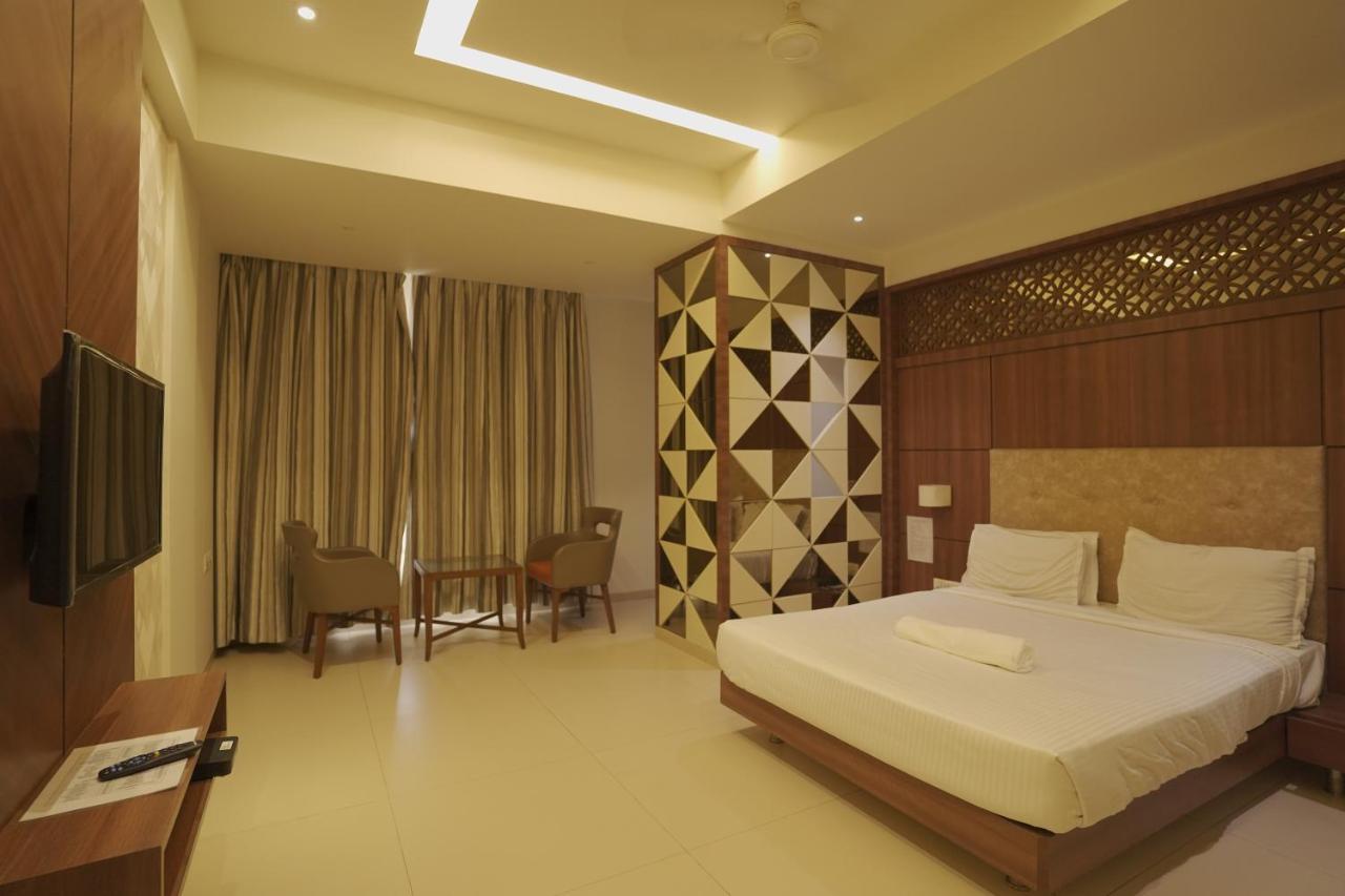 Hotel Mathoshree Тане Екстериор снимка