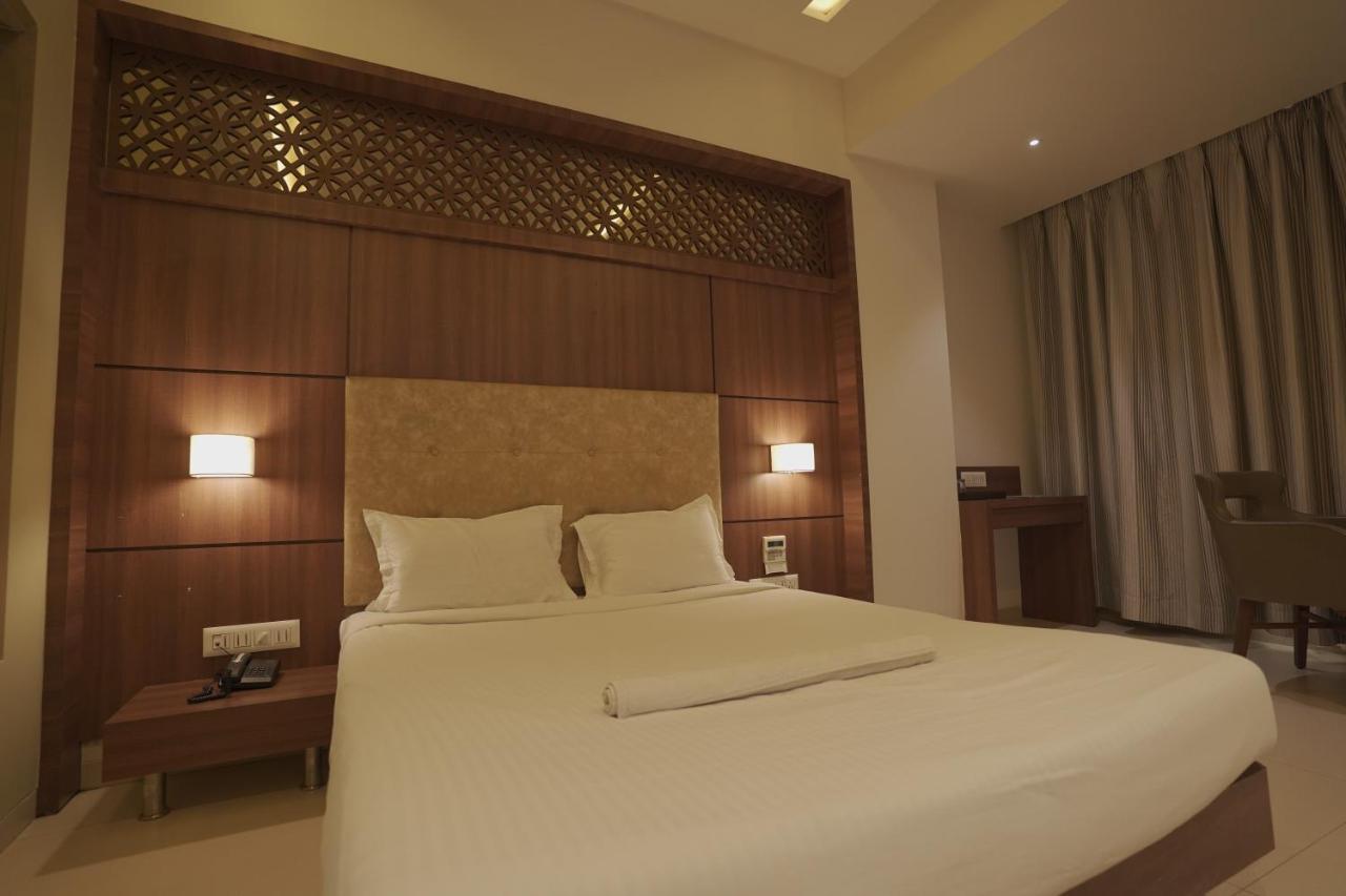 Hotel Mathoshree Тане Екстериор снимка