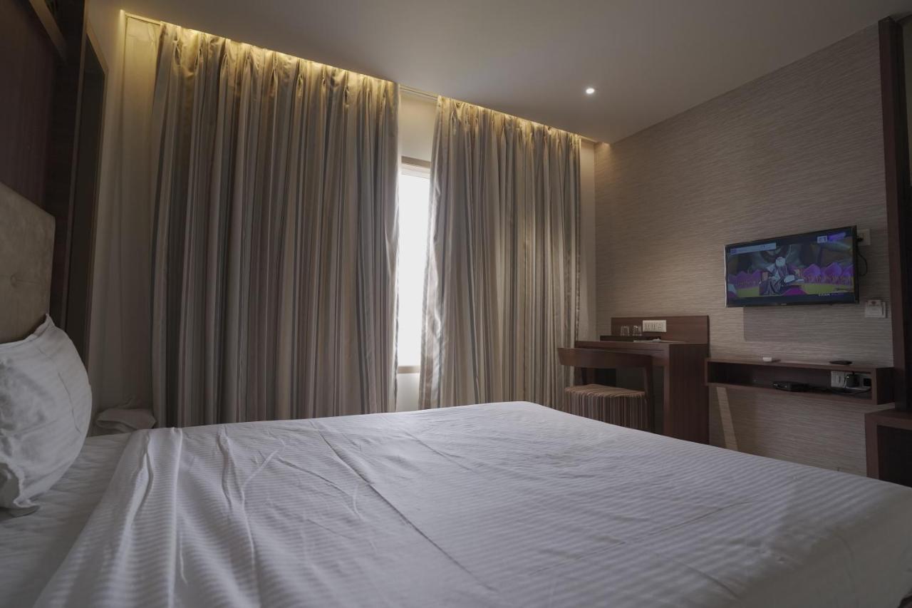 Hotel Mathoshree Тане Екстериор снимка
