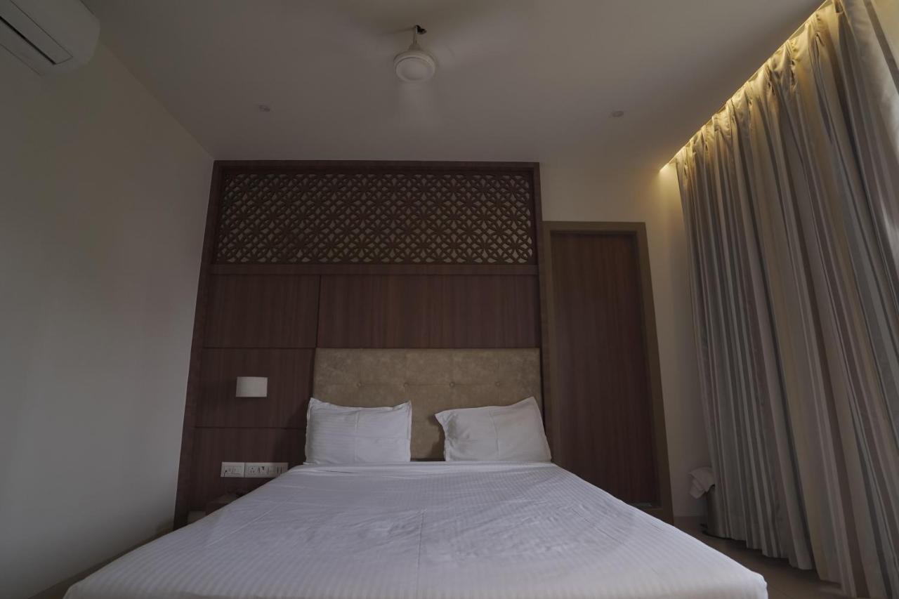 Hotel Mathoshree Тане Екстериор снимка