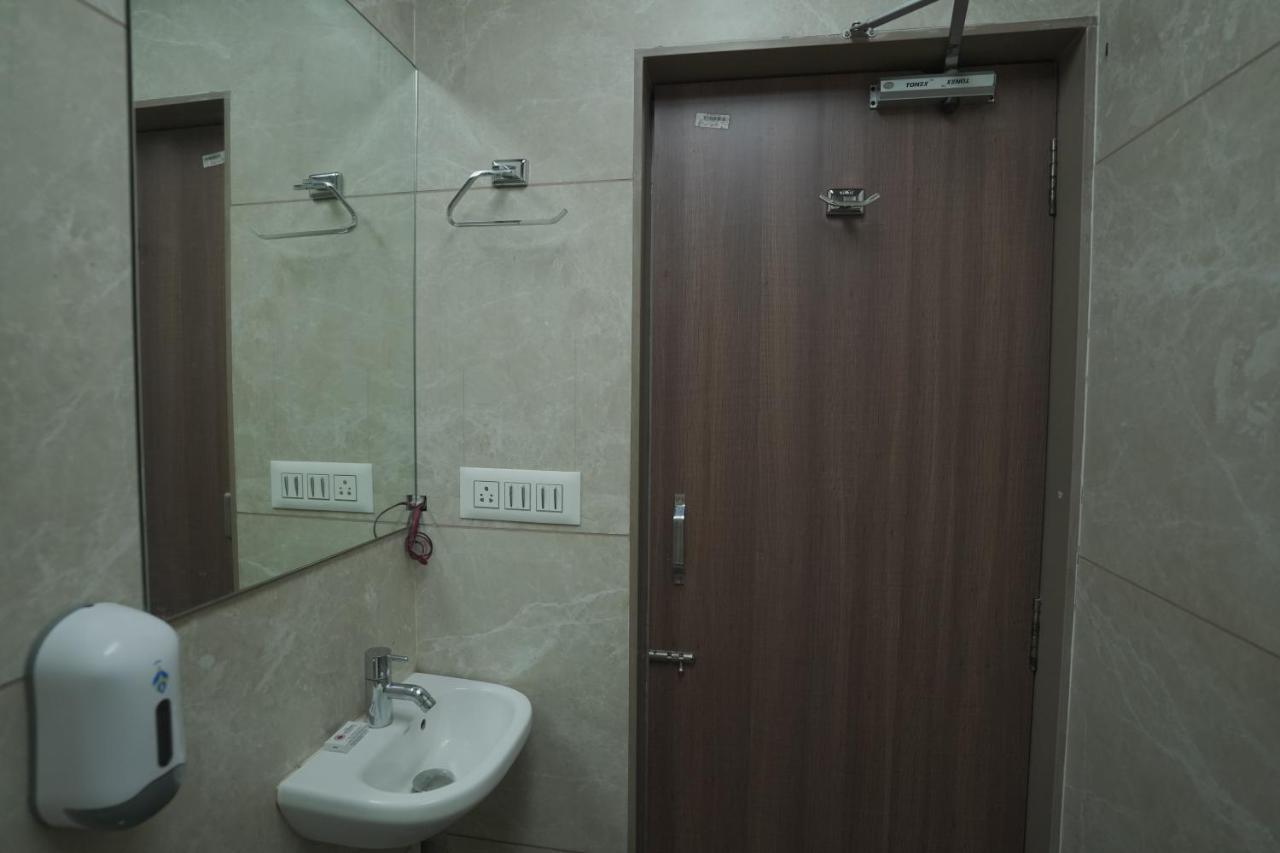 Hotel Mathoshree Тане Екстериор снимка